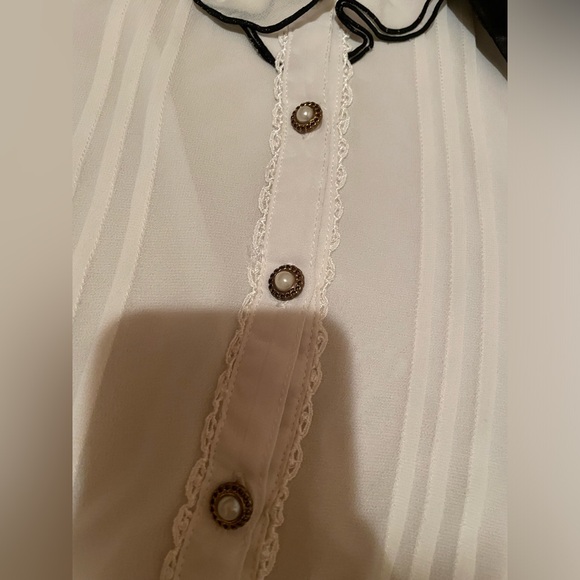 Victorian ruffle button down with bow at the neck - Picture 4 of 5